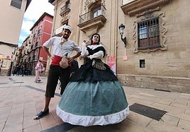 Miguel Carrera y Maya Salaverría posan frente al Museo de La Rioja, antiguo palacio de Jacinta Martínez de Sicilia.