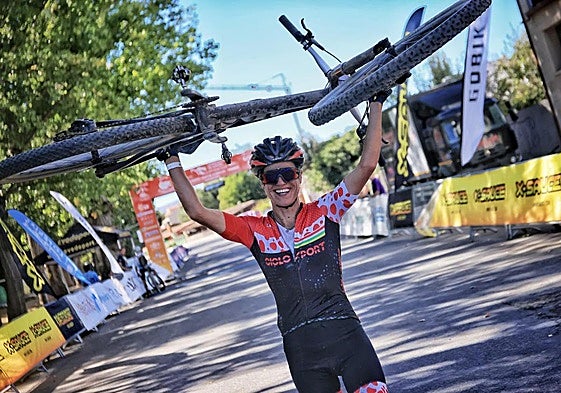 Corina Mesplet celebra su victoria en la línea de meta del campeonato.
