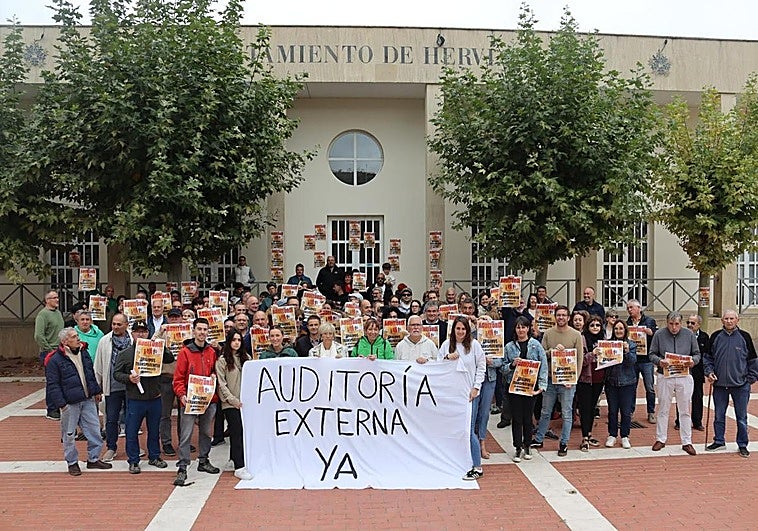 Movilización en la plaza del Ayuntamiento de Hervías a la que acudió la alcaldesa, quien sujeta el cartel en el centro, vestida de blanco.