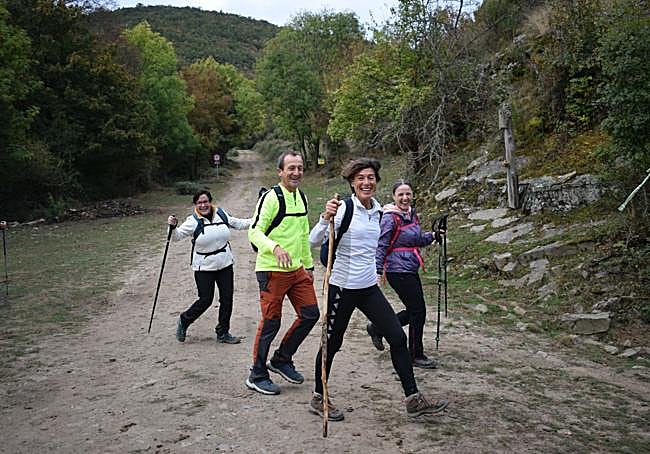 Buen humor en la Marcha a Hoyos de Iregua en la mañana de ayer, al paso de la fuente de Las Rameras.
