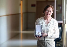 Sylvia Sastre i Riba, con la medalla que le reconoce como numeraria de la Academia de Psicología de España.