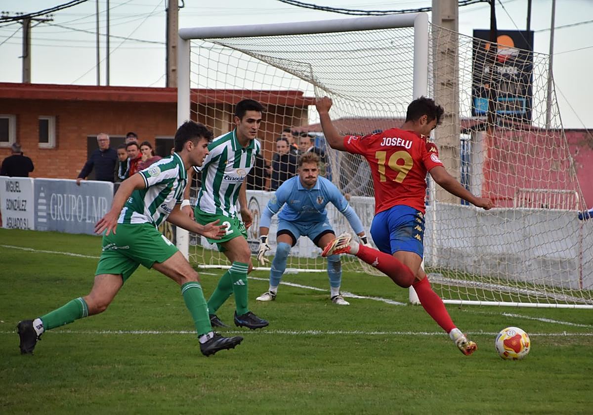 El goleador rojillo Joselu en una jugada de la segunda parte del encuentro de ayer frente a dos defensores y al portero del Pradejón.