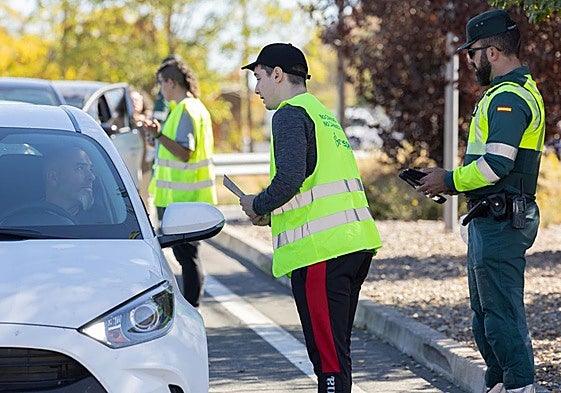 David Galindo comparte su testimonio con algunos conductores para concienciar sobre los riesgos al volante.