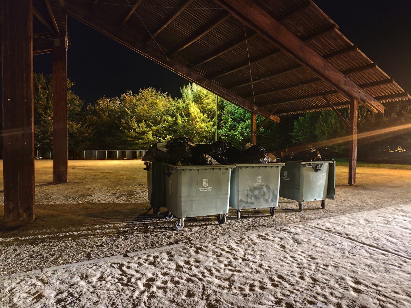Contenedores bajo las pérgolas tras la limpieza del recinto 'delimitado' para el evento.