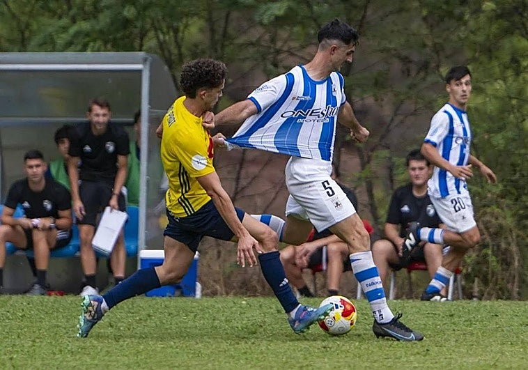Un jugador del Ebro agarra a Juan en el primer partido del curso.