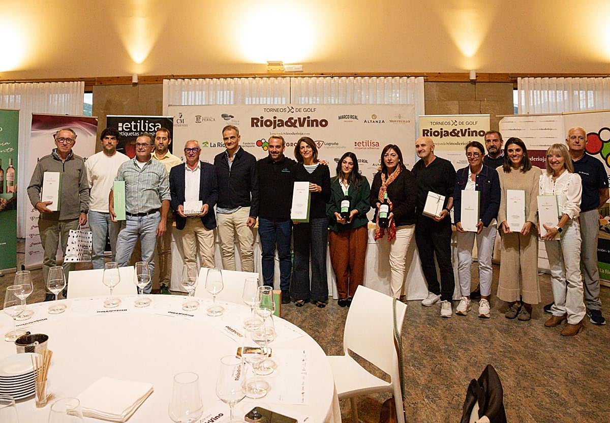 Premiados, organizadores y patrocinadores posaron juntos al final de la entrega de premios.