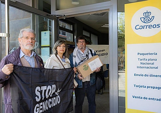 Varios integrantes del grupo Acampada por Palestina, esta mañana en la oficina central de Correos de Logroño, momentos antes del envío de las postales.