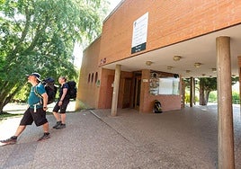 El bar de La Grajera acumula ya cuatro veranos cerrado, concretamente desde el 2022, a la espera de una reforma que se retrasa.