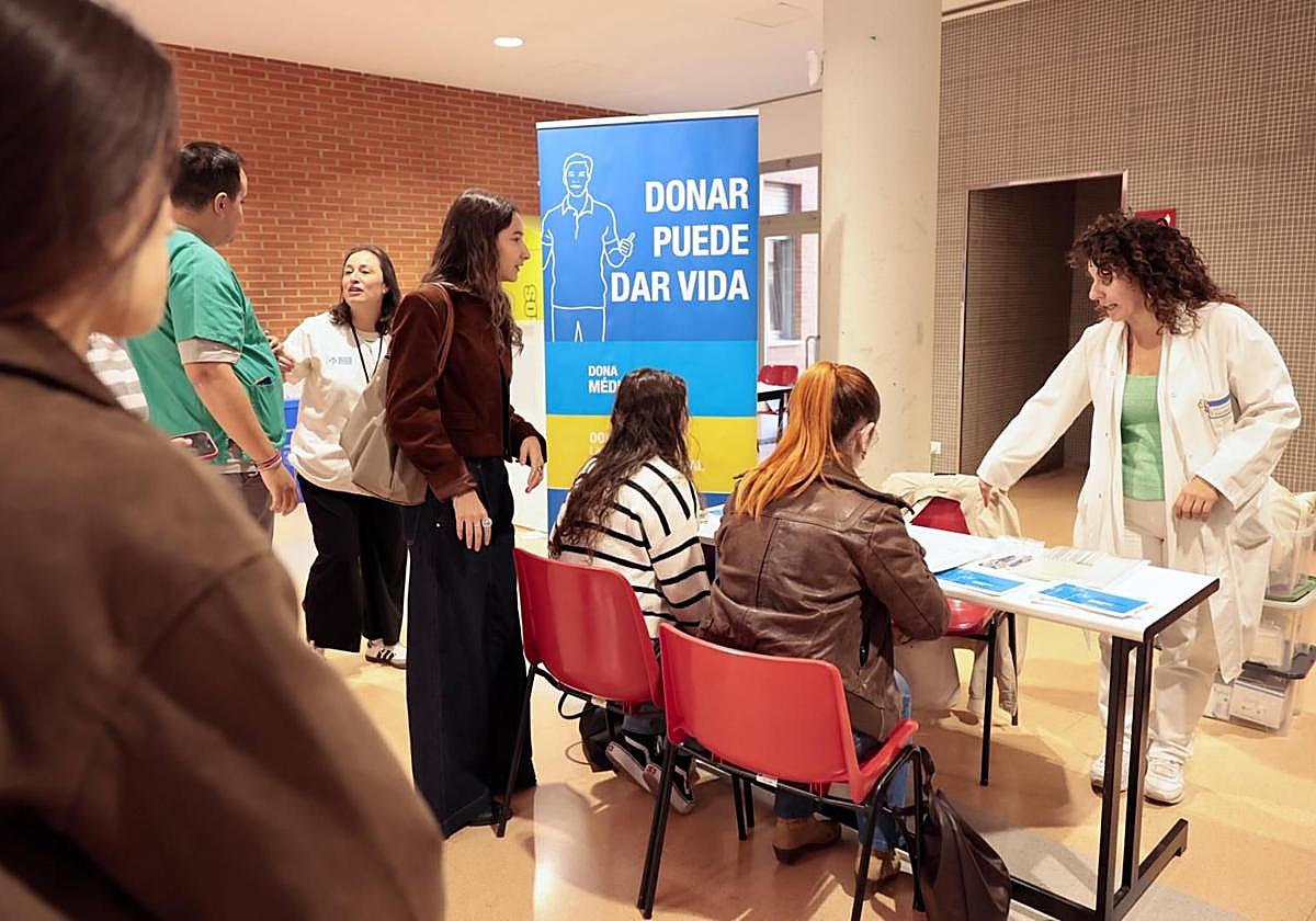 n grupo de estudiantes de la UR se interesan en la donación de médula ósea