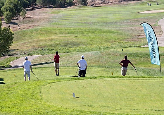 Los integrantes de un partido observan el vuelo de la bola, tras la salida de uno de ellos.