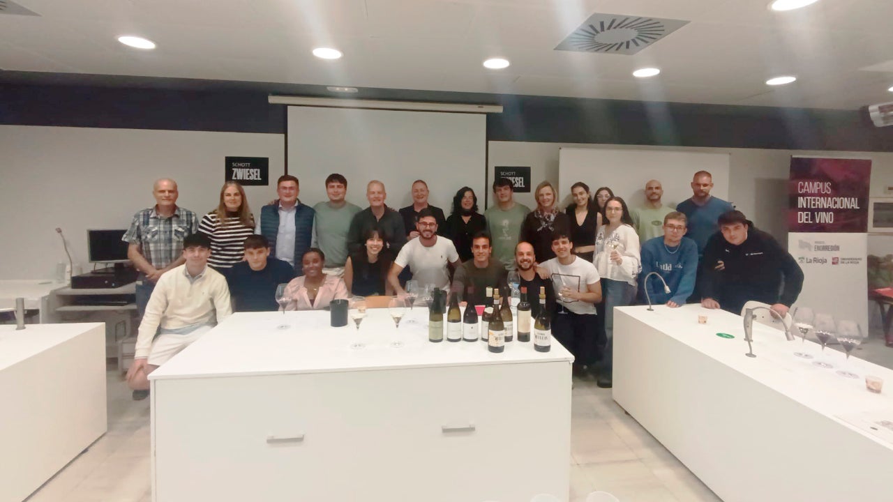 Imagen del grupo de participantes en la cata junto a Beth Willard y Tim Atkin.