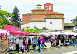 Imagen de la fresca romería del año pasado, con los puestos que crecen a los pies de la ermita.