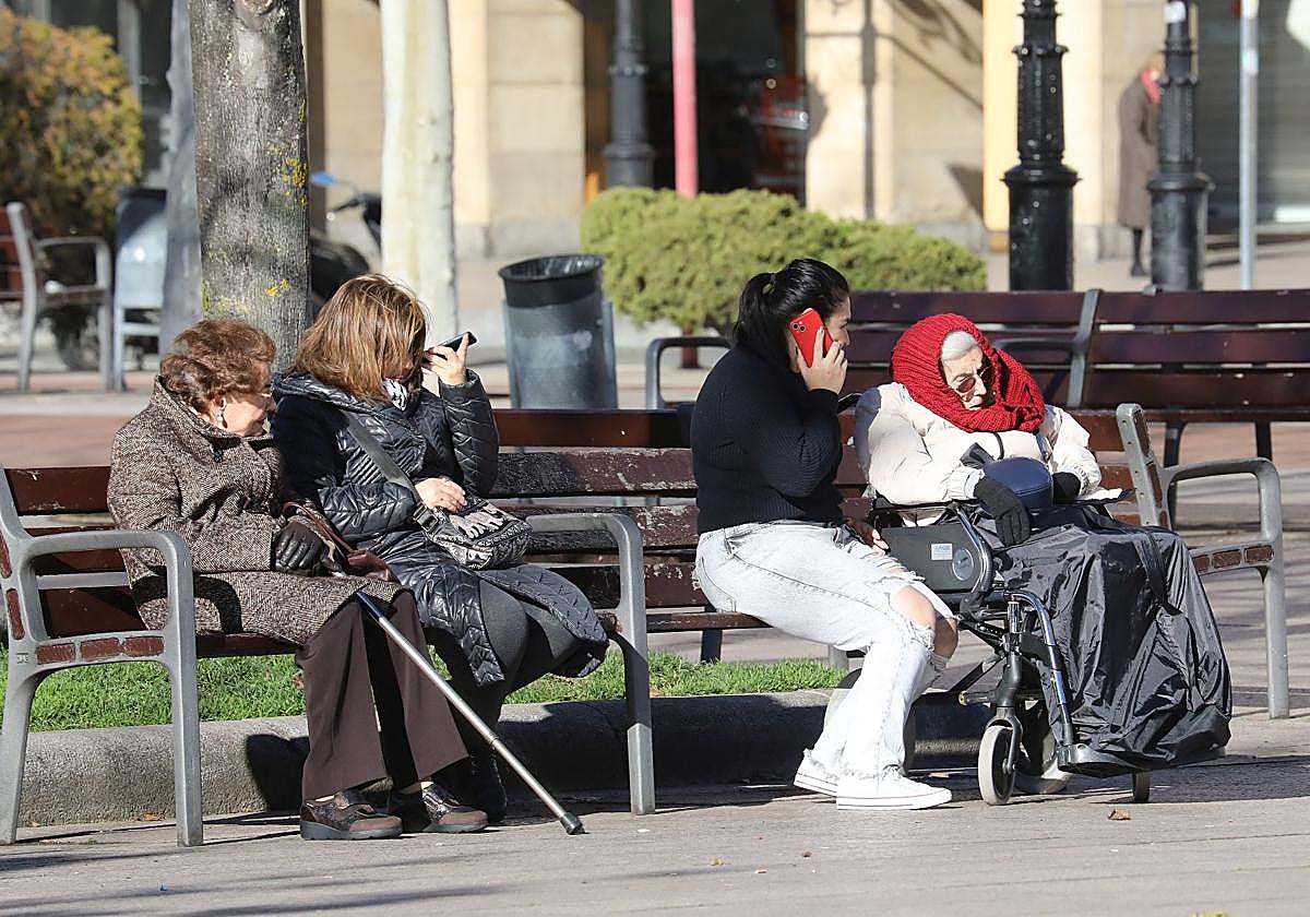 El PSOE critica el retraso de un año y el recorte de 800.000 euros en el servicio de Ayuda a Domicilio
