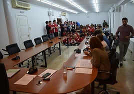 El alcalde popular Rubén Gutiérrez se dirige a su silla para presidir el pleno ante la ausencia de la oposición compuesta por PSOE, PR+ y Vox.