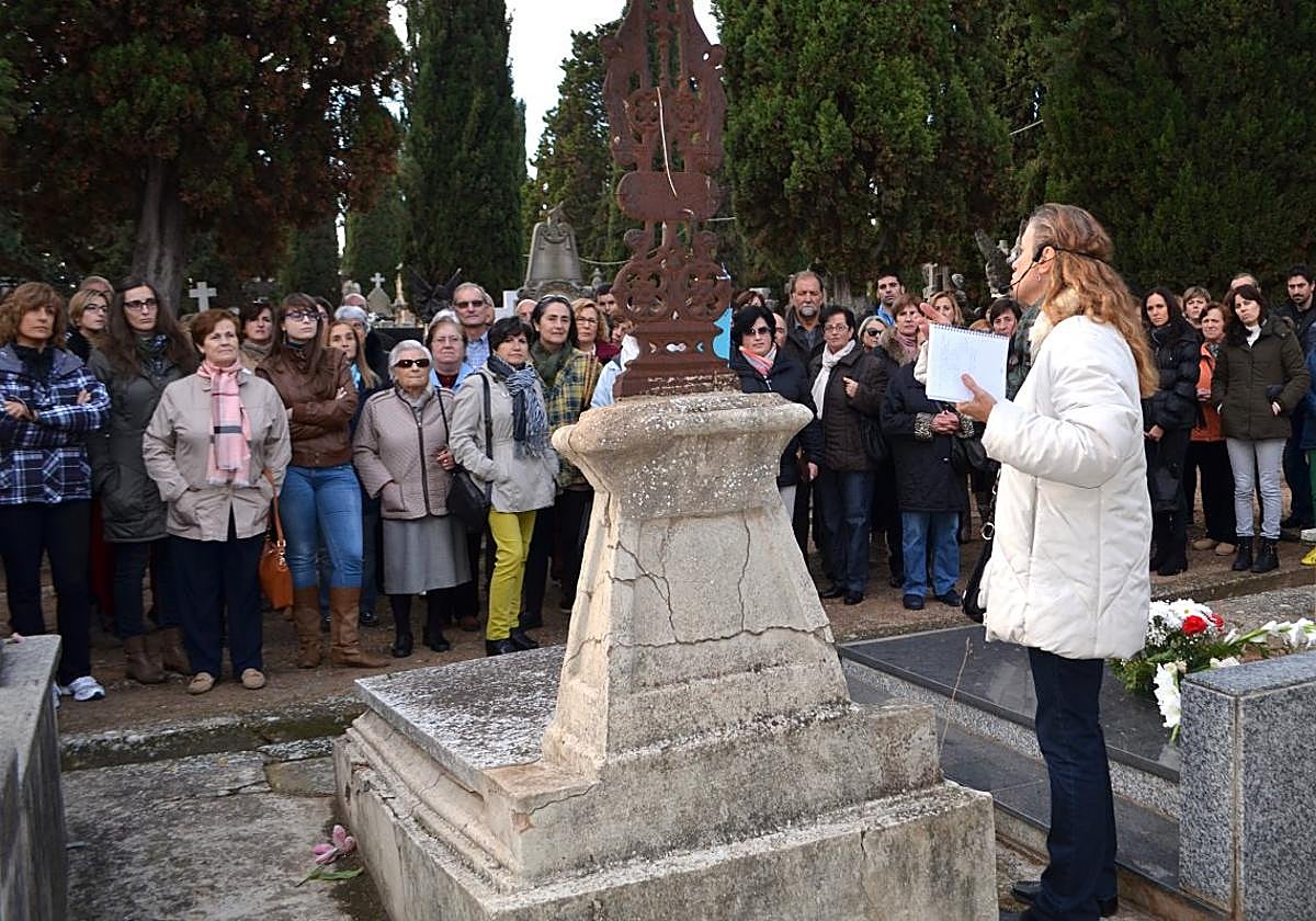 Visita al cementerio de La Planilla, en una edición anterior del programa 'Antes de que llegue el invierno' de Amigos de la Historia.