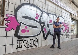 Gerardo Sáenz de Cabezón posa, resignado e impotente, ante la pared pintada de su tienda en la calle Villamediana de Logroño.