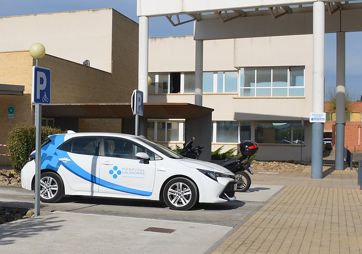 Vehículo del Hospital de Calahorra, en el aparcamiento del edificio administrativo. I.Á.