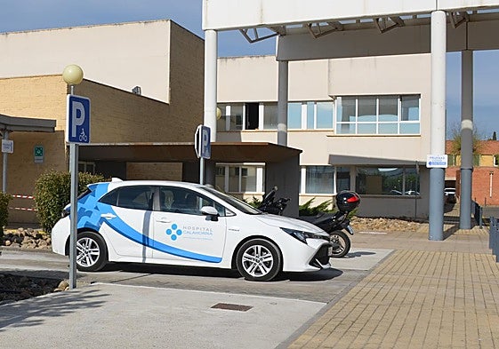 Vehículo del Hospital de Calahorra, en el aparcamiento del edificio administrativo. I.Á.