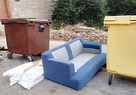 Un sofá abandonado en una calle de Santo Domingo este verano.