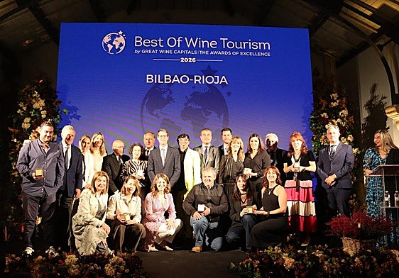 Los galardonados posan durante la gala de Best Of Wine Tuorism celebrada en Bodegas Bilbaínas.