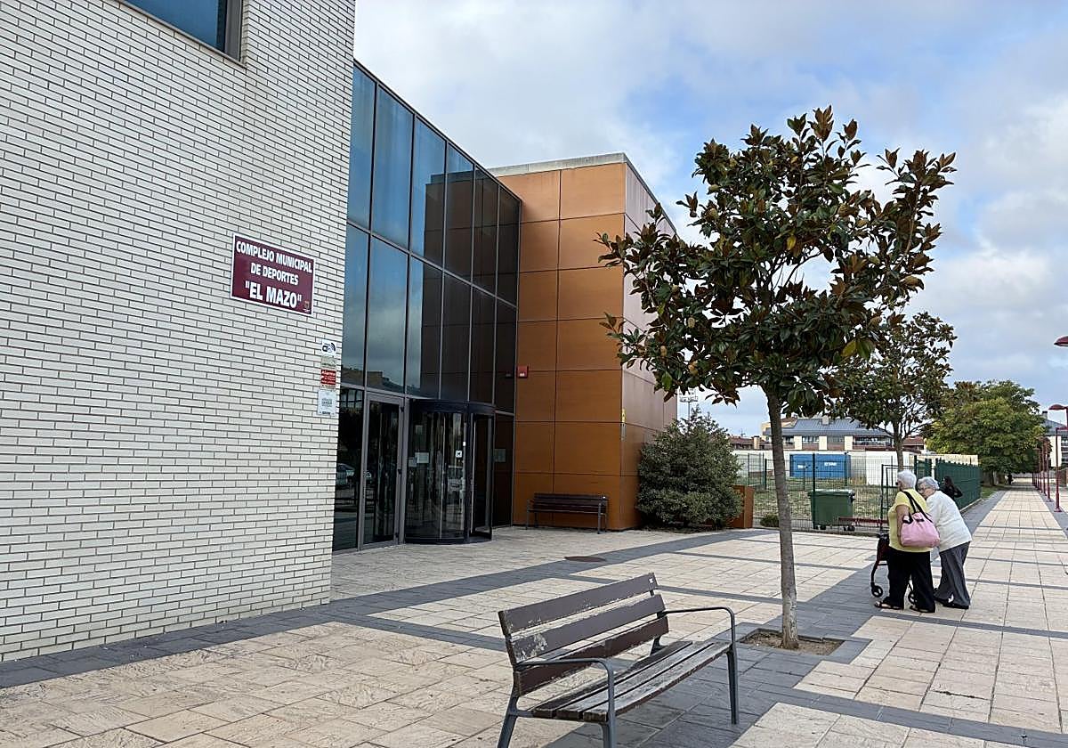 Entrada del polideportivo El Mazo, donde se encuentra la sala de máquinas a la que aluden los usuarios.