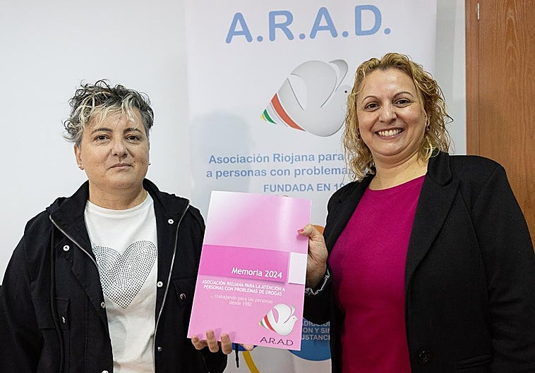 Montserrat Domínguez, presidenta de ARAD, y María Milagro, vicepresidenta y psicóloga, este jueves en la presentación de la memoria de la entidad del pasado año.