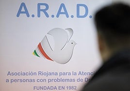 Juan, nombre supuesto, este jueves en la sede logroñesa de ARAD.