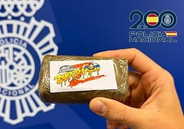 Detenidos dos hombres al ser sorprendidos pasándose una tableta de hachís en pleno centro de Logroño