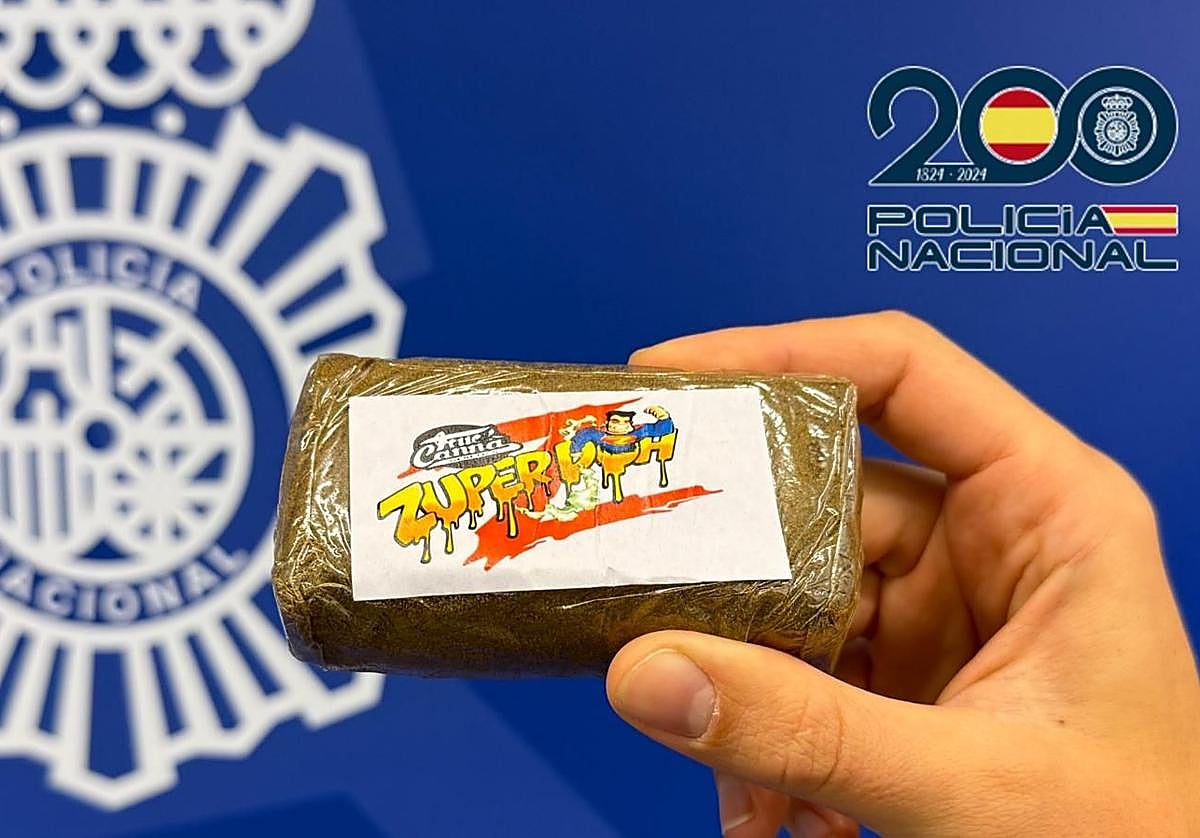 Detenidos dos hombres al ser sorprendidos pasándose una tableta de hachís en pleno centro de Logroño