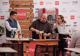 Elena Urigüen observa la elaboración de un cóctel por uno de los asistentes al taller.