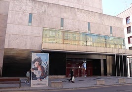 El Teatro Cervantes será el primero de los edificios municipales que producirá a través de paneles la energía suficiente para su uso.