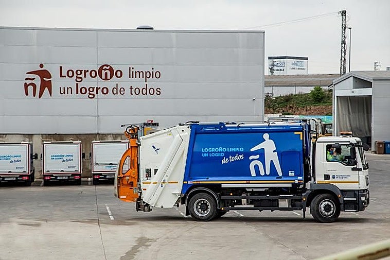 Servicio de recogida municipal de basuras en el punto limpio.