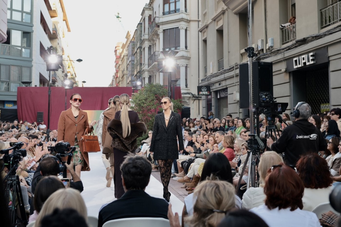 El buen tiempo jugó a favor del desfile, que ocupó un tramo de la calle Calvo Sotelo, en la zona peatonal de las Cien Tiendas.
