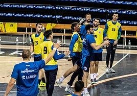 Álvaro Martínez lanza desde los seis metros durante un entrenamiento del Ciudad de Logroño.
