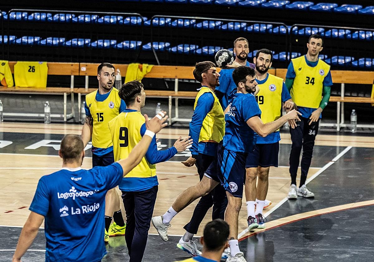 Álvaro Martínez lanza desde los seis metros durante un entrenamiento del Ciudad de Logroño.