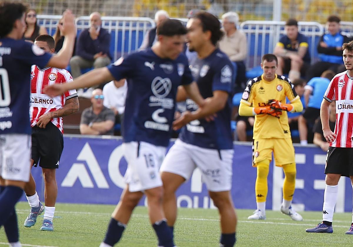 Kike Royo observa a los jugadores del Utebo celebrar tras encajar un gol en Santa Ana.