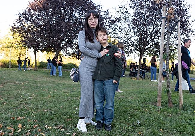 Horia se apoya en Alexandra, su madre, en Logroño.