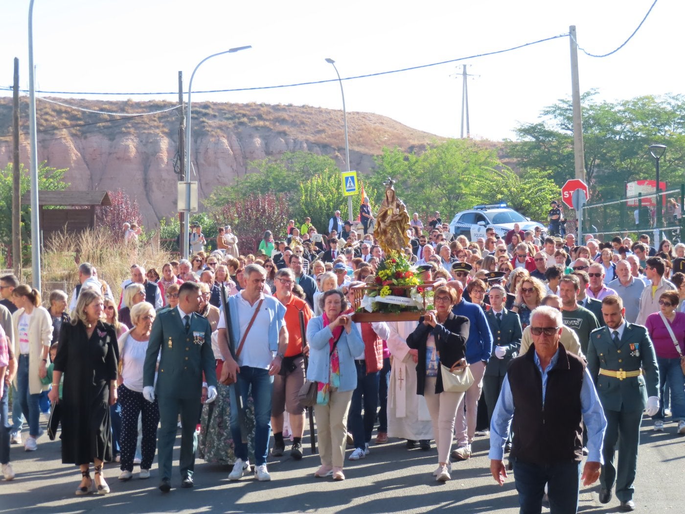 Los vecinos se turnaron para portar la imagen de la Virgen del Pilar desde el cuartel hasta la ermita.