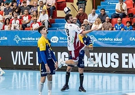 Álvaro Martínez, autor de diez tantos, anota un gol desde los seis metros.