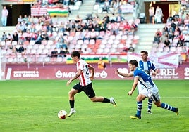 Anai Morales se escapa de un defensa del Beasain.