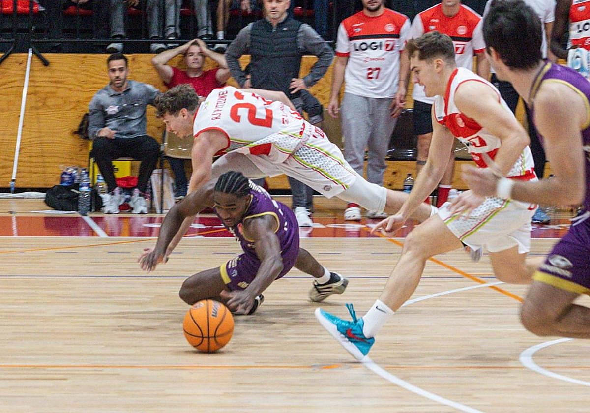 Hanna pelea el balón con Plitzuweit.