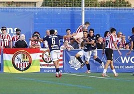 Diego López es abrazado por sus compañeros del Utebo.