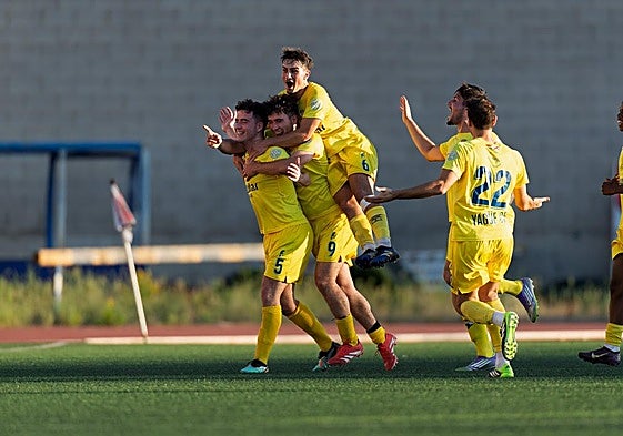 Los jugadores del Yagüe celebran el gol de Riaño en el césped jarrero del Luis de la Fuente.