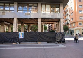 La esquina del Edificio Capitol, donde antiguamente se situaron las oficinas del Banco Guipuzcoano, en obras.