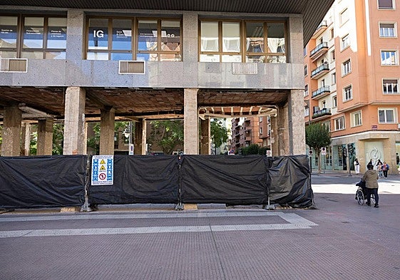 La esquina del Edificio Capitol, donde antiguamente se situaron las oficinas del Banco Guipuzcoano, en obras.