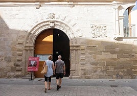 Una pareja de turistas visita el Centro de la Cultura del Rioja.