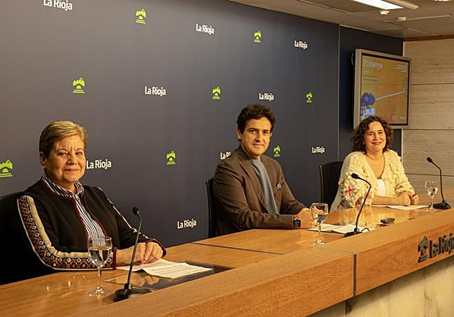 Almudena Martínez, Roberto Iturriaga e Isabel Espuelas, en la presentación de Trabalengua.