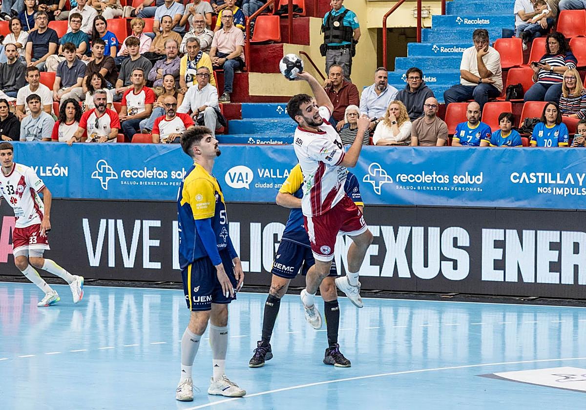 Álvaro Martínez Lobato se eleva para anotar uno de sus diez goles en Huerta del Rey.