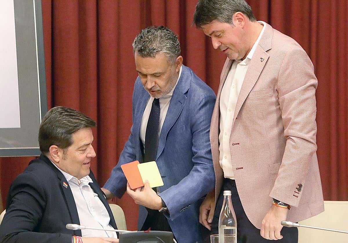 El alcalde Escobar junto a los concejales socialistas Luis Alonso y Kilian Cruz Dunne en un pasado pleno.