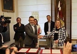Firma del nuevo convenio entre Ayuntamiento de Logroño y Universidad de La Rioja.
